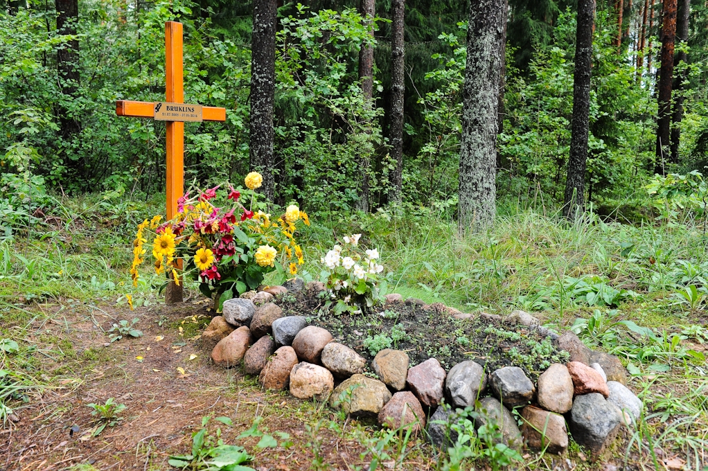 Iedzīvotāji dzīvniekus apbedī, kur pagadās; pašvaldības legālus kapus ierīkot nesteidzas (FOTO)