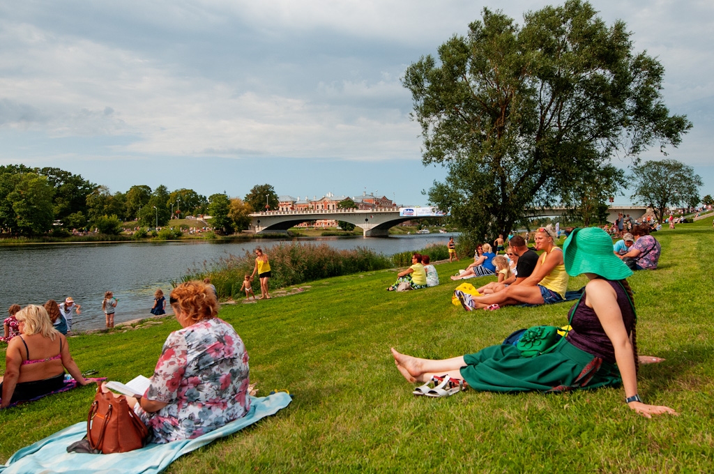 No ātrākās laivas līdz pilnīgam sviestam – Lielupi izkuģojušas piena paku laivas (FOTO)