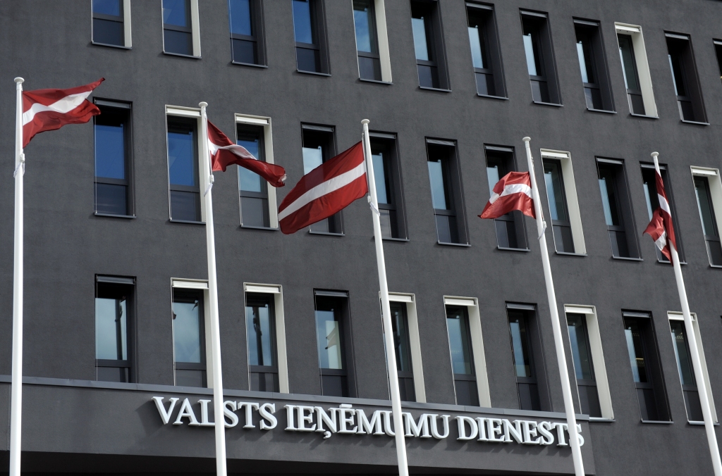 Papildināta - Pilotprojekta veidā paaugstinās algas VID «atslēgas cilvēkiem»