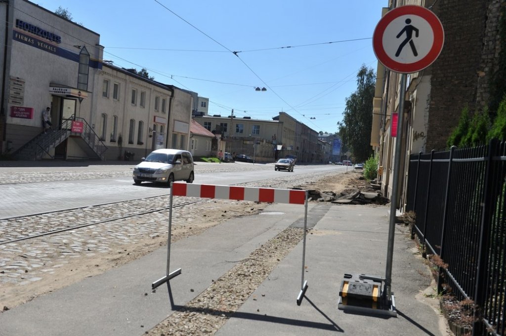 Biznesu Barona ielā grauj remontdarbi un aizliegums novietot auto