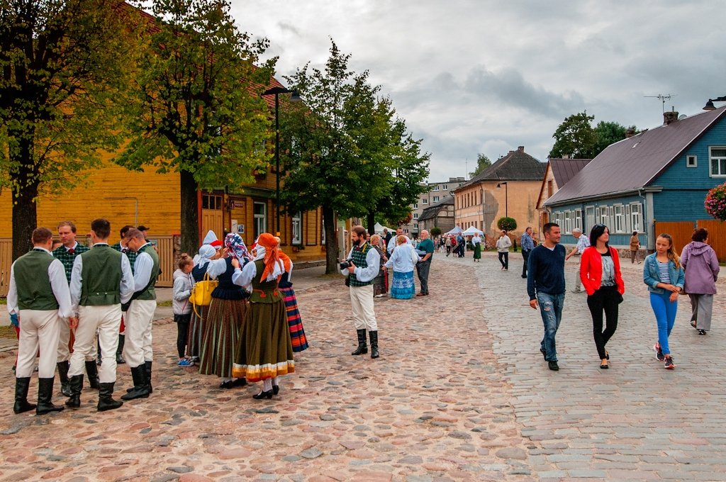 Baltijas klimats traucē baudīt labi iecerētos Vecpilsētas svētkus (FOTO)