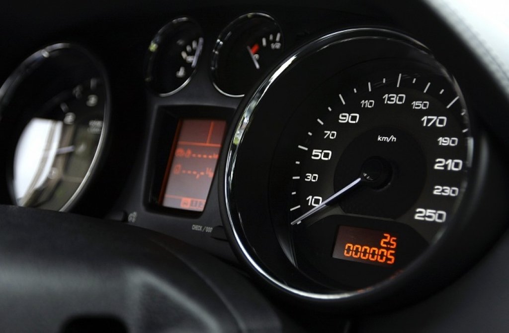 Portāls: Augustā no Beļģijas ievestām automašīnām "pazuduši" 13,8 miljoni nobrauktu kilometru