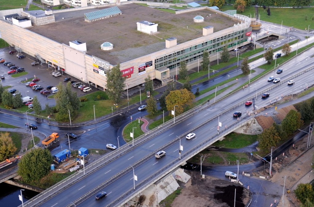 Tirdzniecības centrā Olimpia automašīnas bez maksas var novietot vairs tikai divas stundas