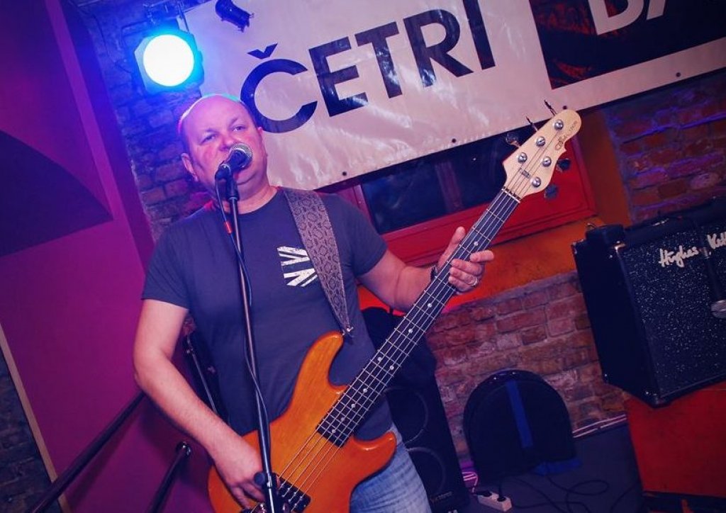 Klubs Četri balti krekli atsakās no ieejas maksas