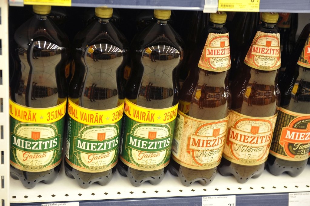 Aizliegs pārdot alkoholu lielajās plastmasas pudelēs