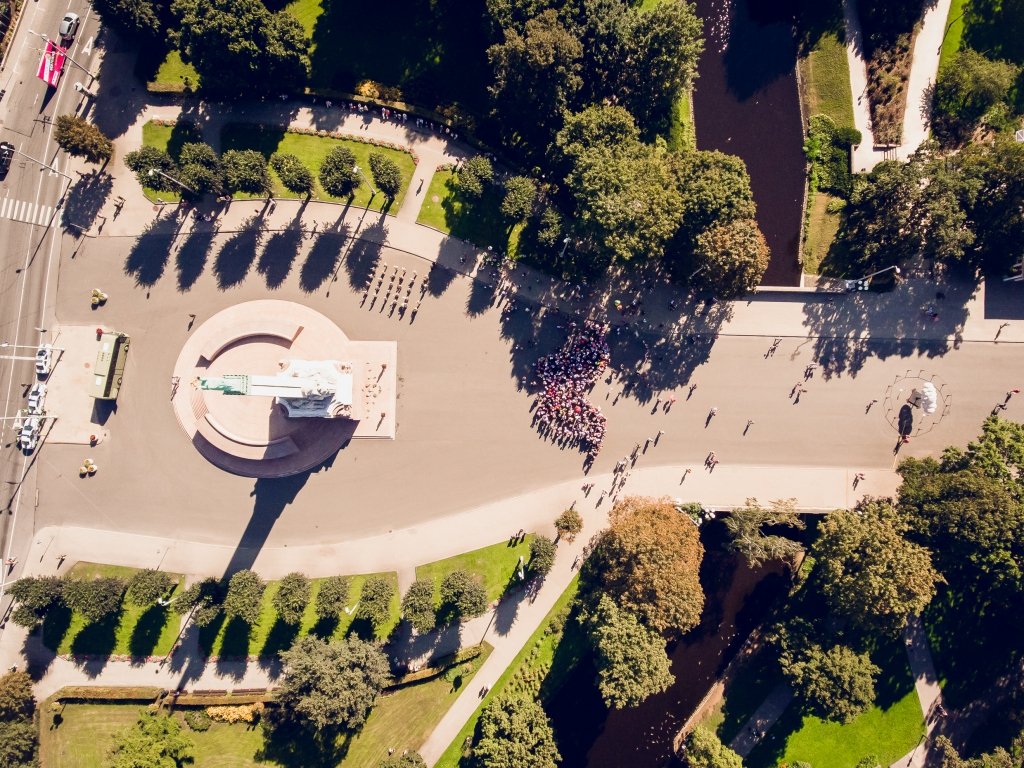 FOTO un VIDEO: Tēva dienas gājiens un festivāls pulcē daudz ģimeņu