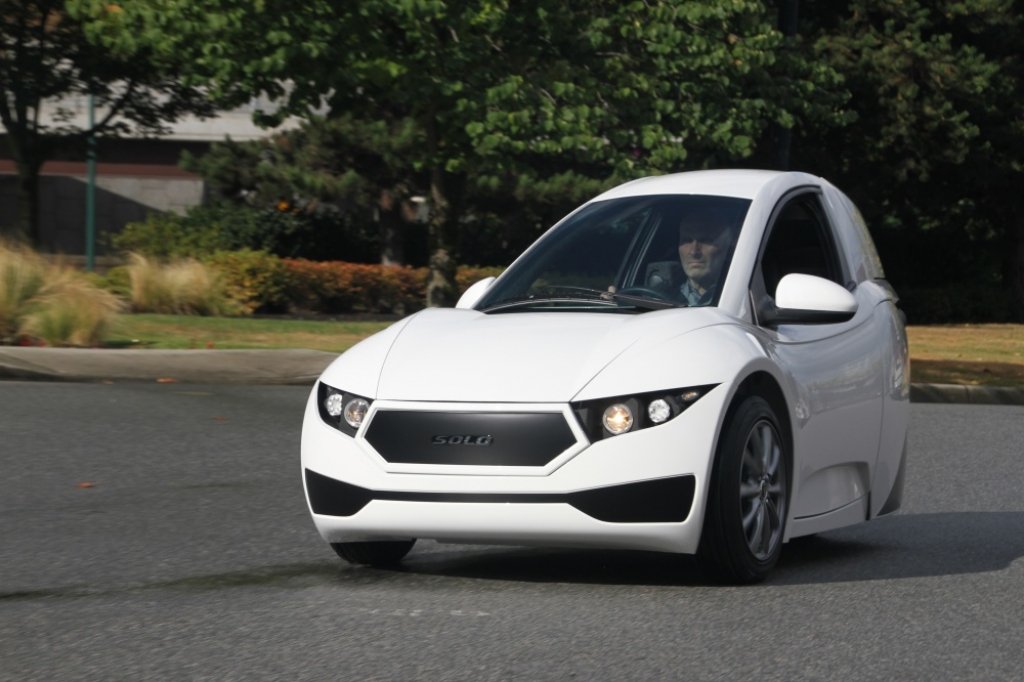 Kanādā radīts elektroauto uz trīs riteņiem