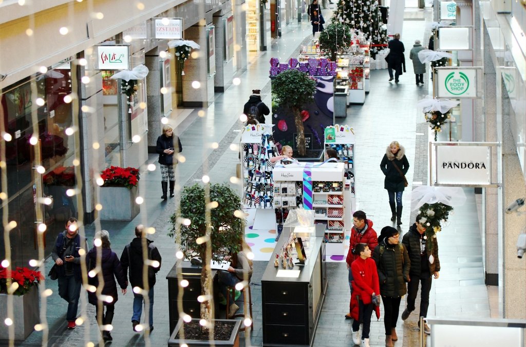 Tirdzniecības centru vadītāji: Veikalu slēgšana brīvdienās ir ekonomiski nepamatota