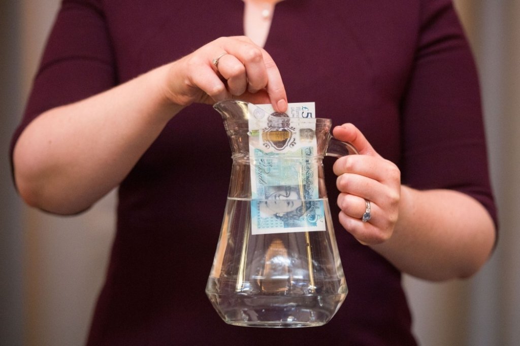 Lielbritānija laiž klajā plastikāta piecu mārciņu banknotes