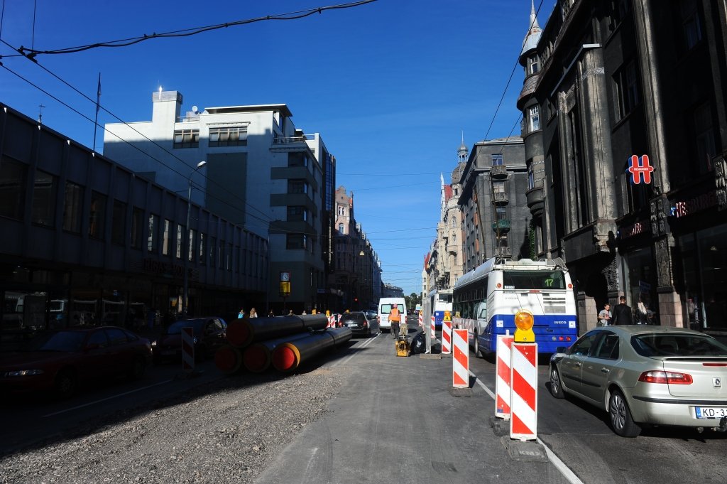 FOTO: Uzrok Brīvības ielu, lai veiktu siltumtīklu remontdarbus