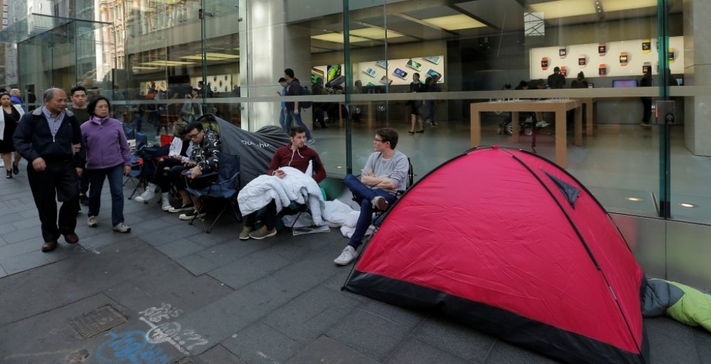 FOTO: Apple fani jaunos iPhone gaida, nakšņojot teltīs