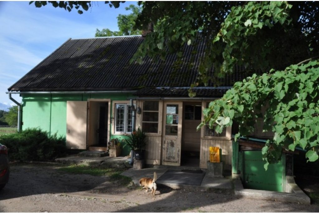 Ārzemnieki pie Latvijas lauku veikala fotografējas