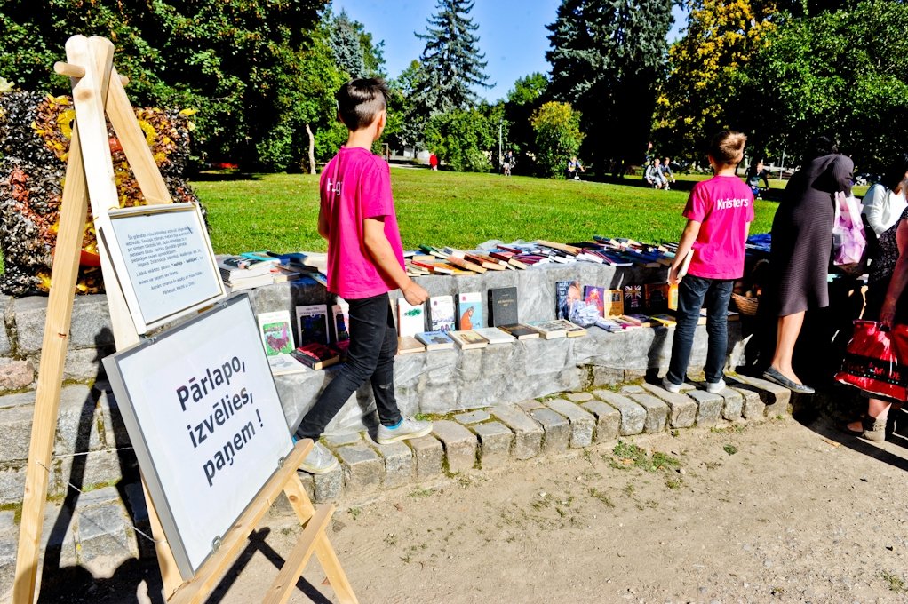 Lasītājus pulcē «Brīvdabas bibliotēka» (FOTO)