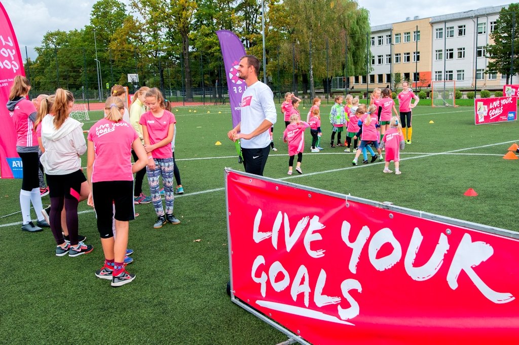 Meitenes iepazīst futbola skaistumu (FOTO)