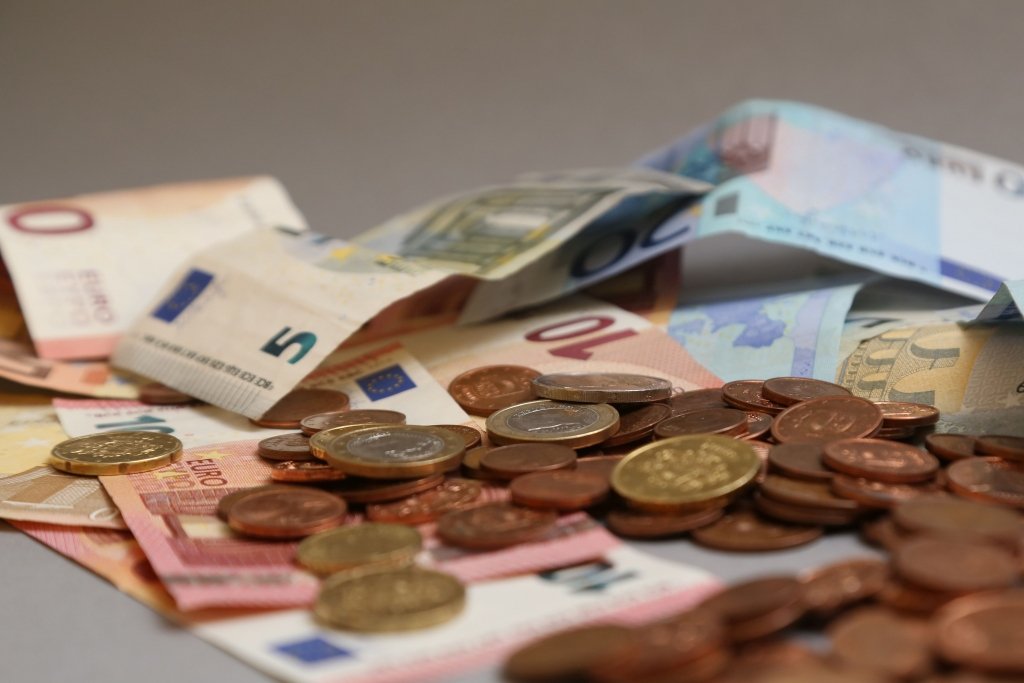 Ātrie kreditētāji metušies uz kredītlīnijām un ilgāku termiņu aizdevumiem