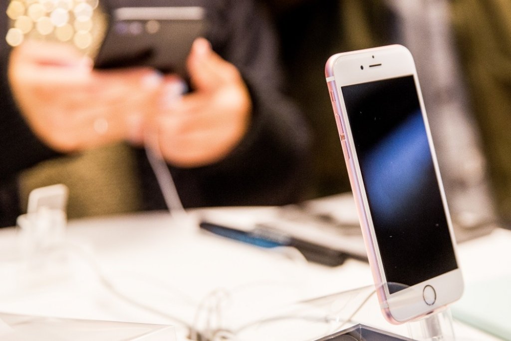 FOTO: Latvijā sāk tirgot jauno Apple iPhone 7