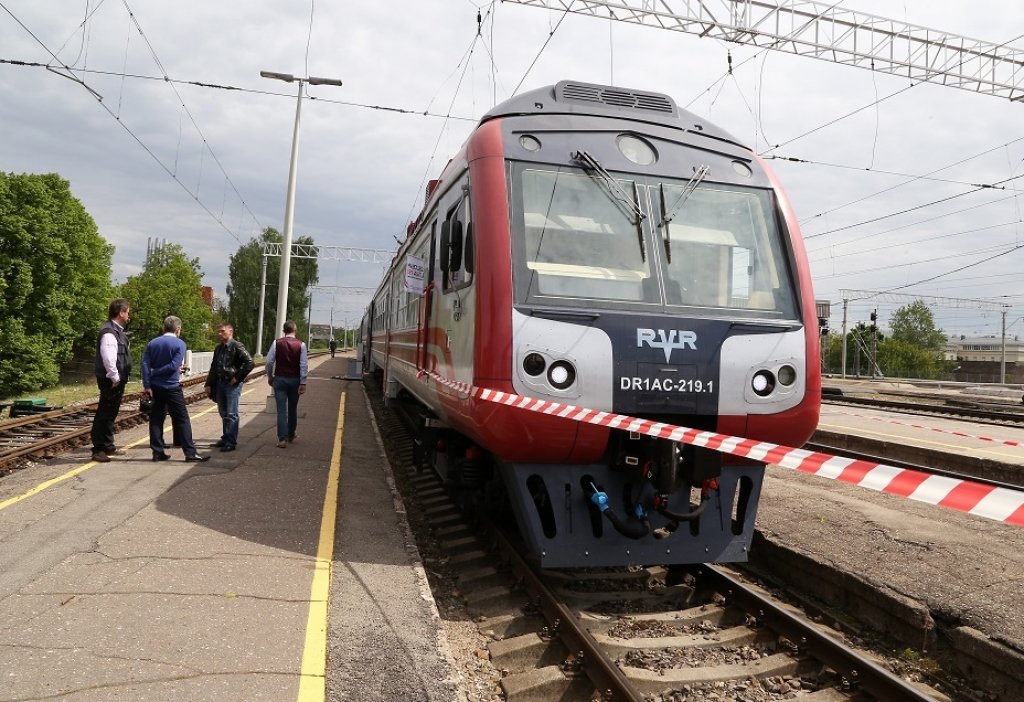 Atjaunotā vilciena kļūmju dēļ reiss kavējies trīs stundas; prasīs kompensēt zaudējumus