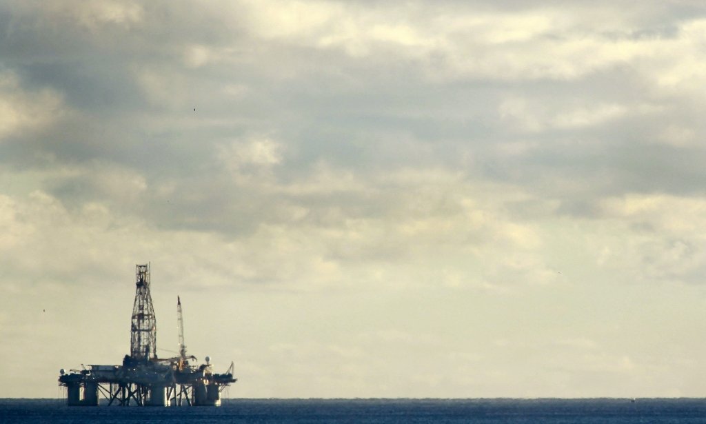 OPEC negaidīti vienojas samazināt naftas ieguves apjomu