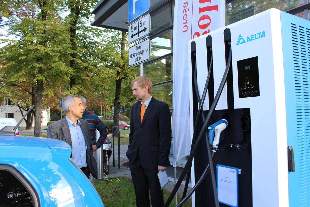 Izmēģināšanai pieejama Baltijā pirmā jaunākās paaudzes elektromobiļu uzlādes stacija