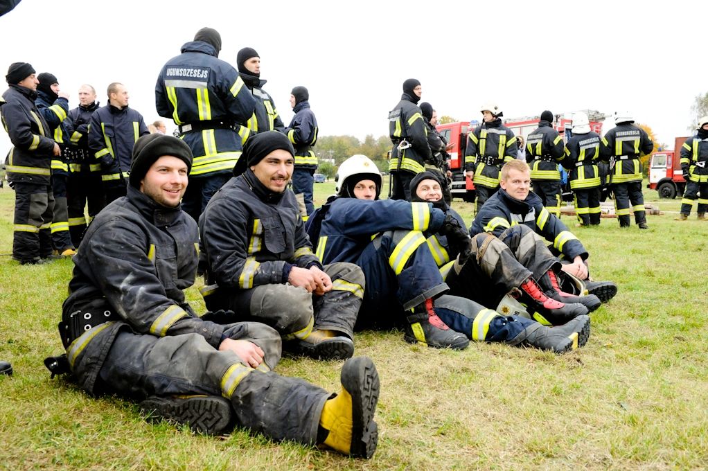Ugunsdzēsēji sacenšas brašumā (FOTO)
