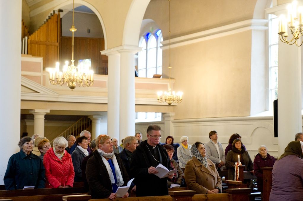 Liepājas bīskapa ingresa (ienākšanas) dievkalpojums Jelgavas Sv. Annas prokatedrālē sestdien pulcē pilnu dievnamu (FOTO)