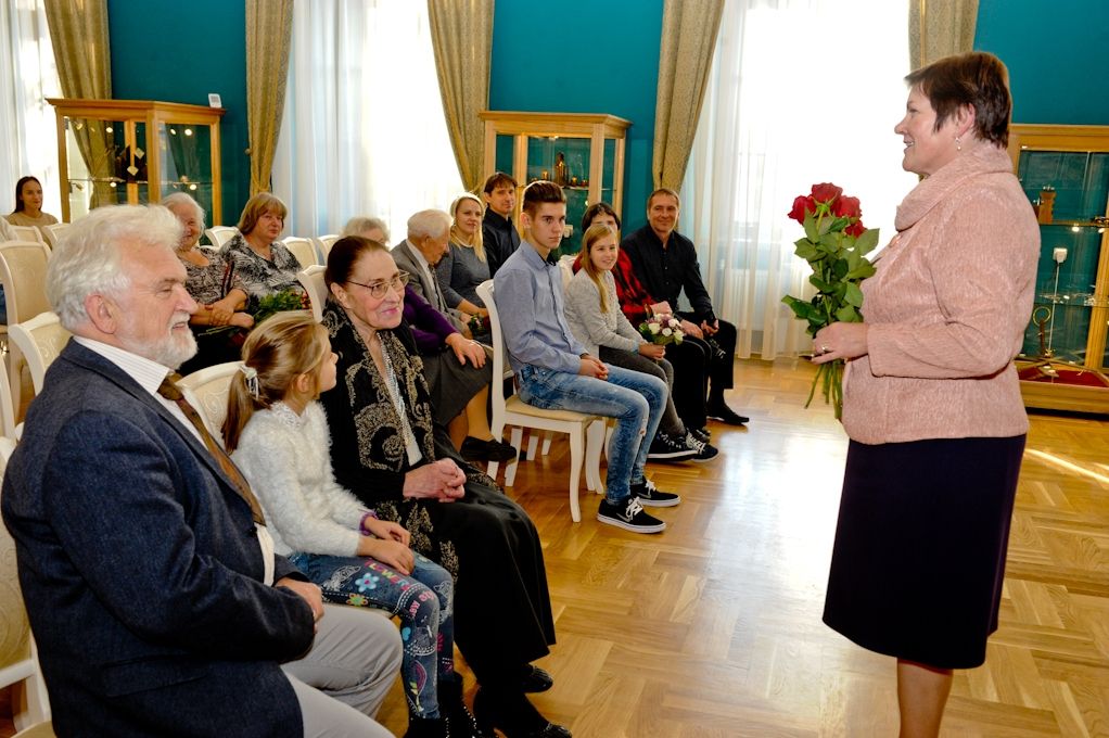 Undinas Stepkas jubilejas izstādi atklāj ar ziedu klēpjiem (FOTO)