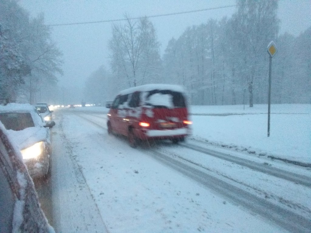 Papildināts - FOTO: Ziemas pasaka uz Latvijas ceļiem