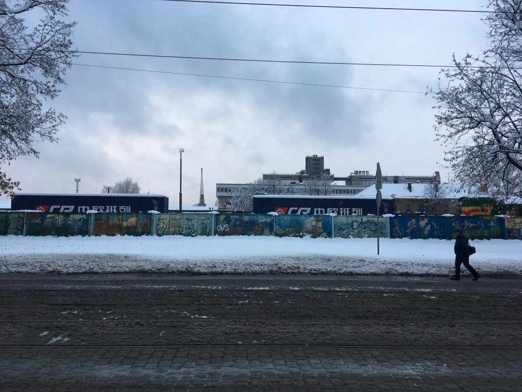 FOTO: Testa konteinervilciens no Ķīnas jau ieradies Rīgā