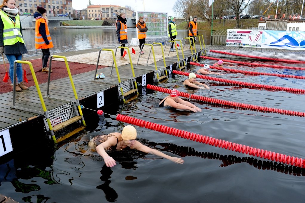 Pasaules čempionātā ziemas peldēšanā Driksā ūdens bija tikai trīs grādus silts (FOTO) (papildināts ar rezultātiem)