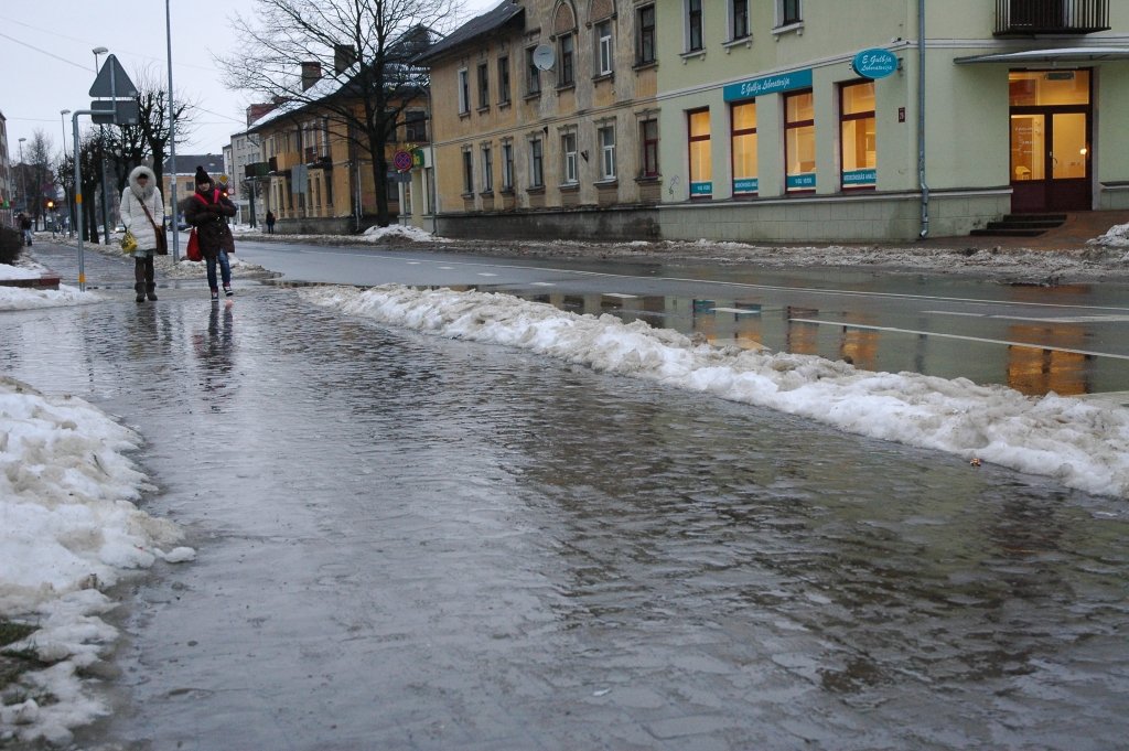 Privātmāju īpašnieki var saņemt smiltis ietvju kaisīšanai