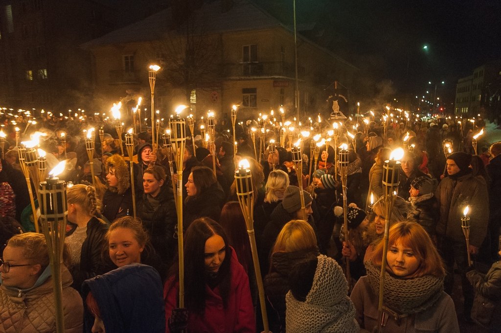 Lāčplēša dienas lāpu gājienā daudz skolēnu (FOTO)