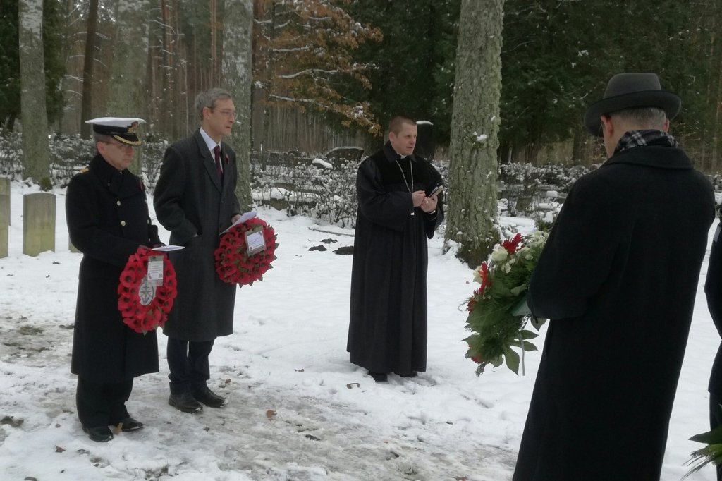 Tradicionālajā piemiņas svētdienā Meža kapos aizlūdz par karos kritušajiem (FOTO)