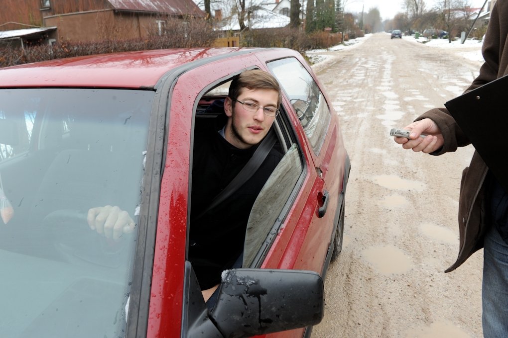 Romas ielā atkusnis lauž auto (FOTO)