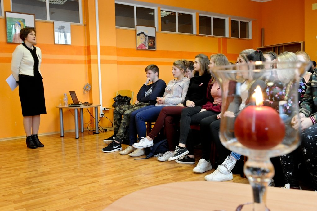 Tiesnese Ineta Ziemele Elejas skolēnus aicina domāt valstiski (FOTO)