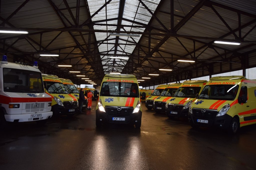 FOTO: Rīgā mediķi uz izsaukumiem dosies jaunās automašīnās