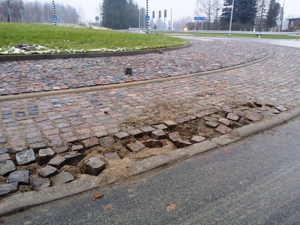 Četrus mēnešus pēc ceļa izbūves jau pirmie defekti