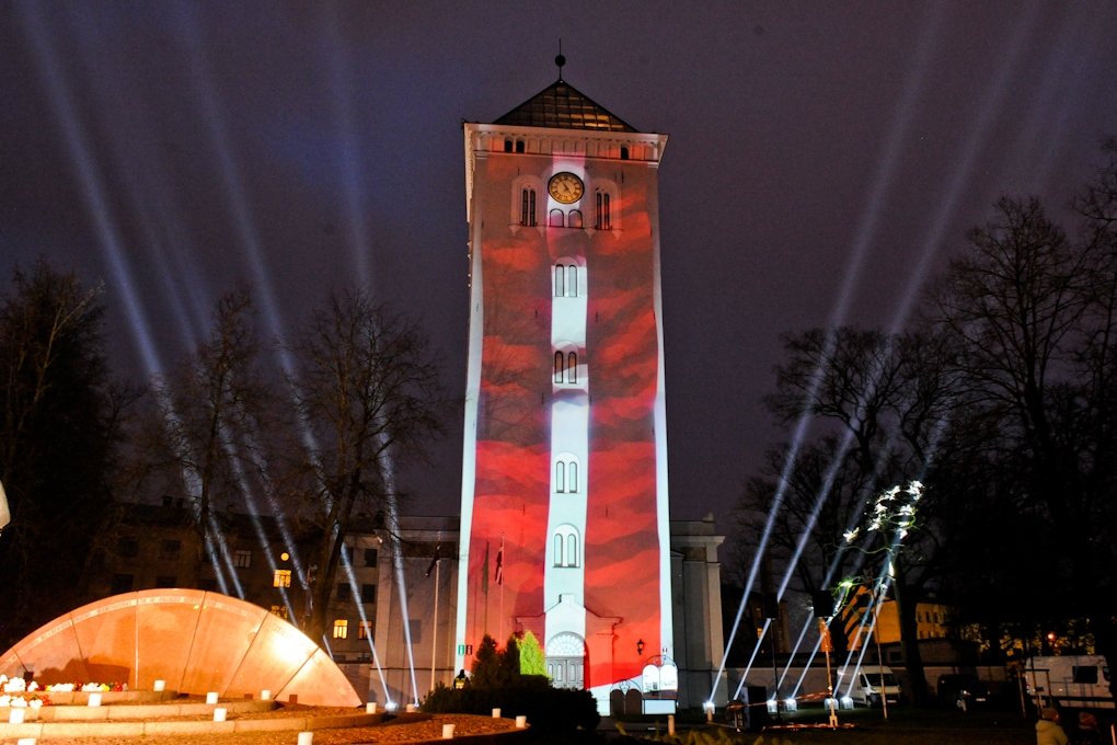 Latvijas svētku ugunszīmes Jelgavā (FOTO)