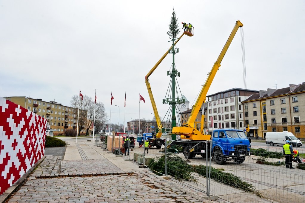 Sākta pilsētas galvenās egles montāža (FOTO)