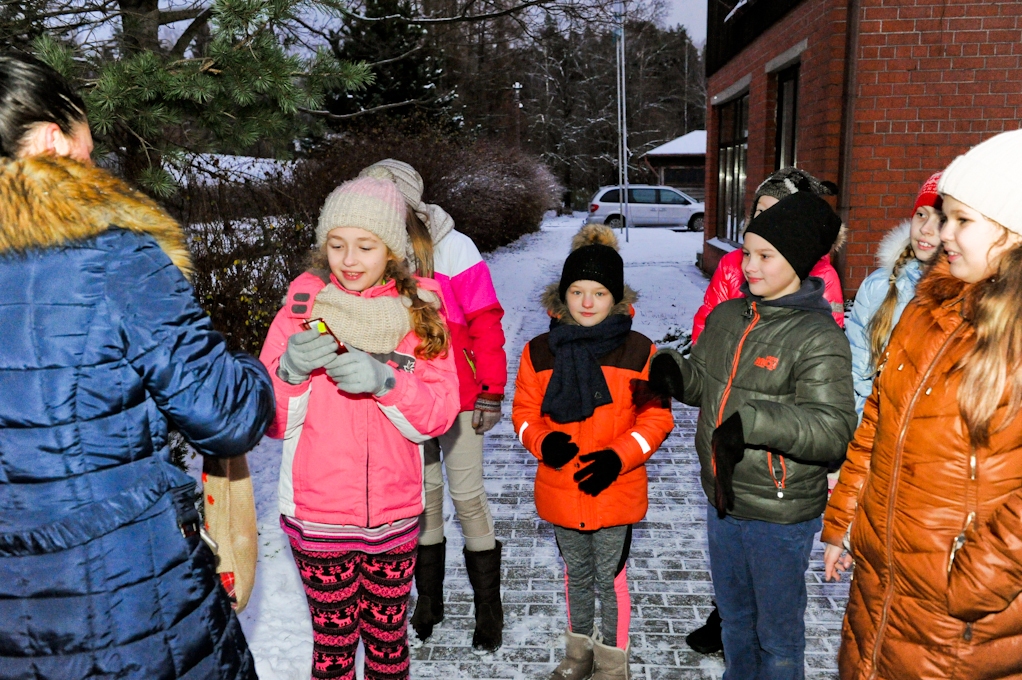 Tradīciju iesāk ar čiekuru rotājumu gatavošanu (FOTO)