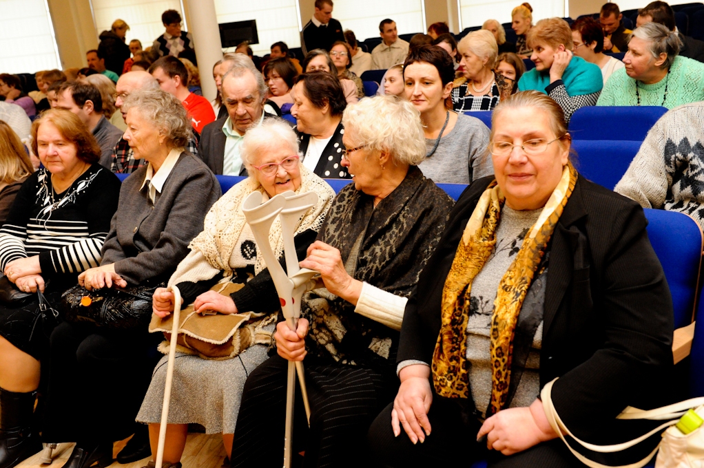 Dāvā sirsnību Invalīdu dienā (FOTO)