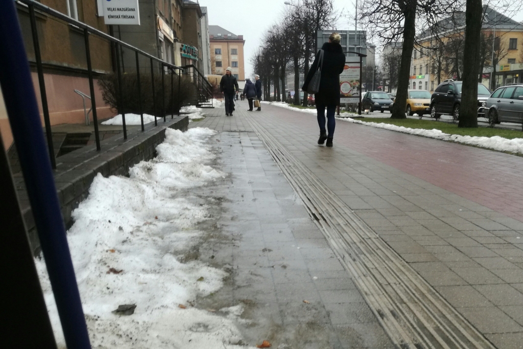 Lietus izraisītais apledojums gāž gājējus
