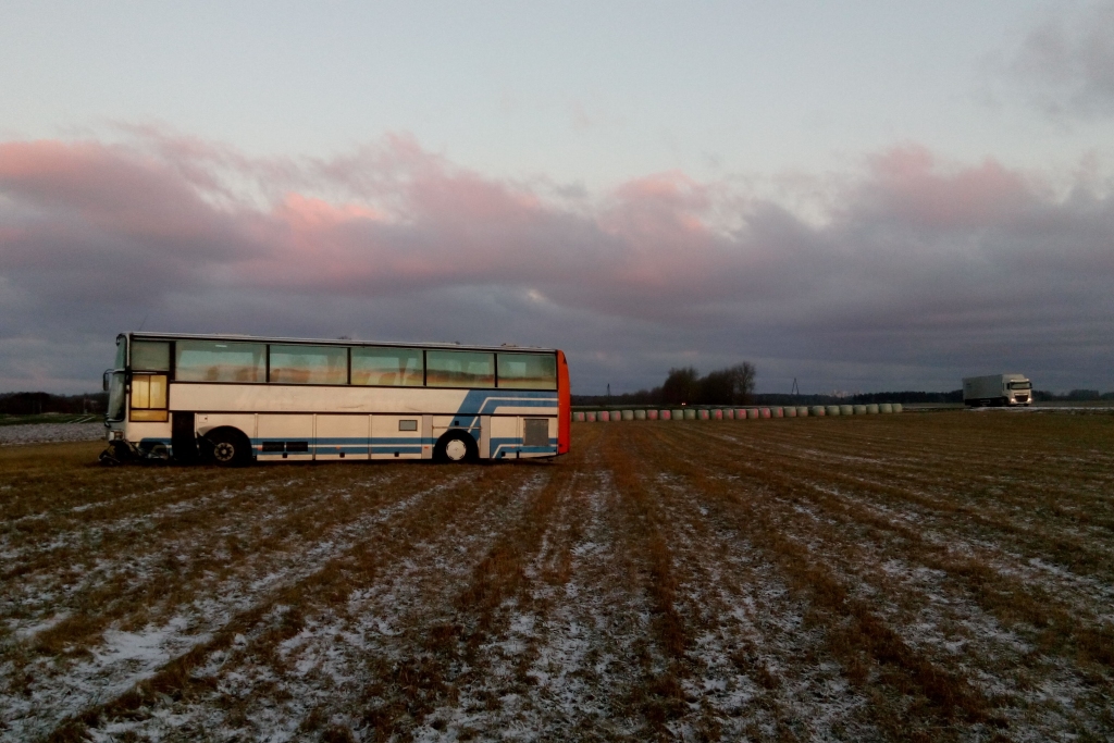 Auros izraisa sadursmi ar autobusu (FOTO)