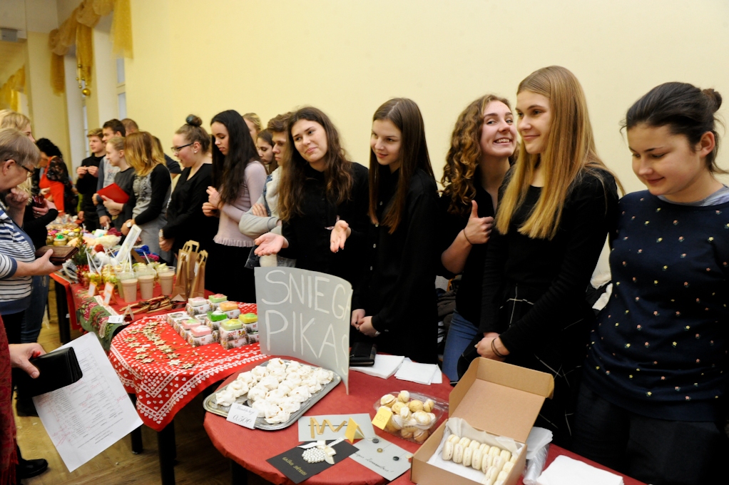 Tradicionālo pils tirdziņu kuplina Valsts ģimnāzijas jaunieši (FOTO)