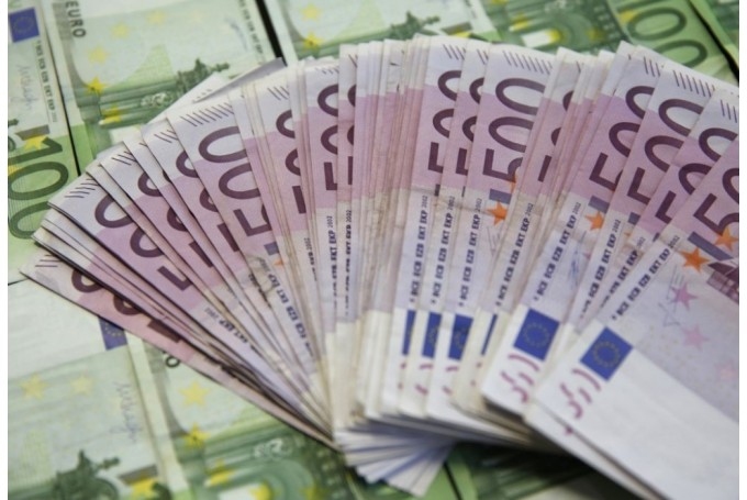 Fiziskas personas skaidrā naudā nedrīkstēs maksāt vairāk par 7200 eiro