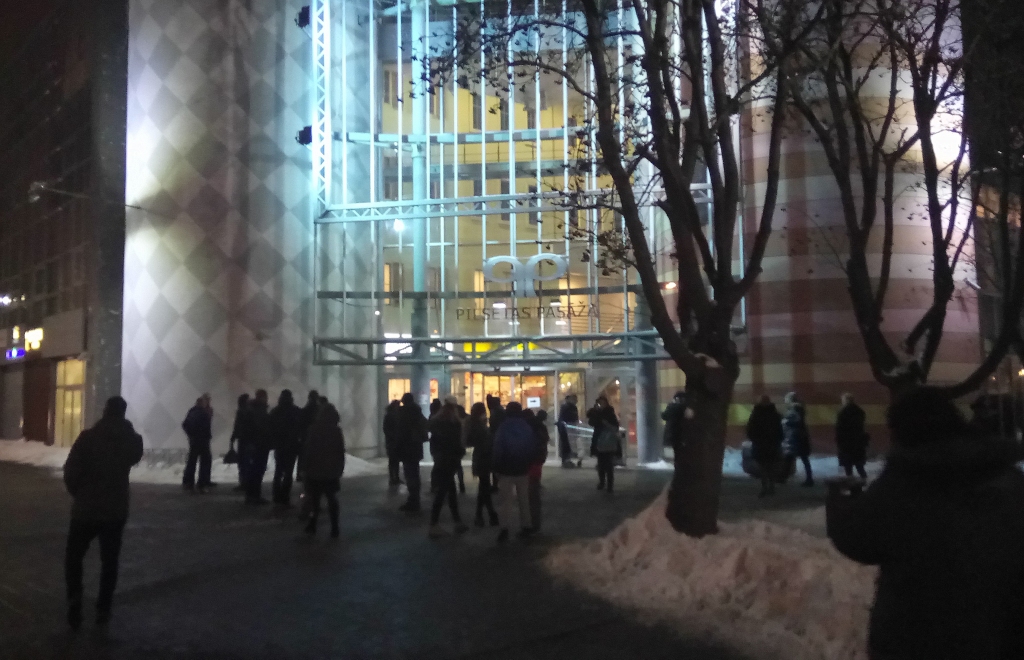 Evakuē «Pilsētas pasāžu» (FOTO)