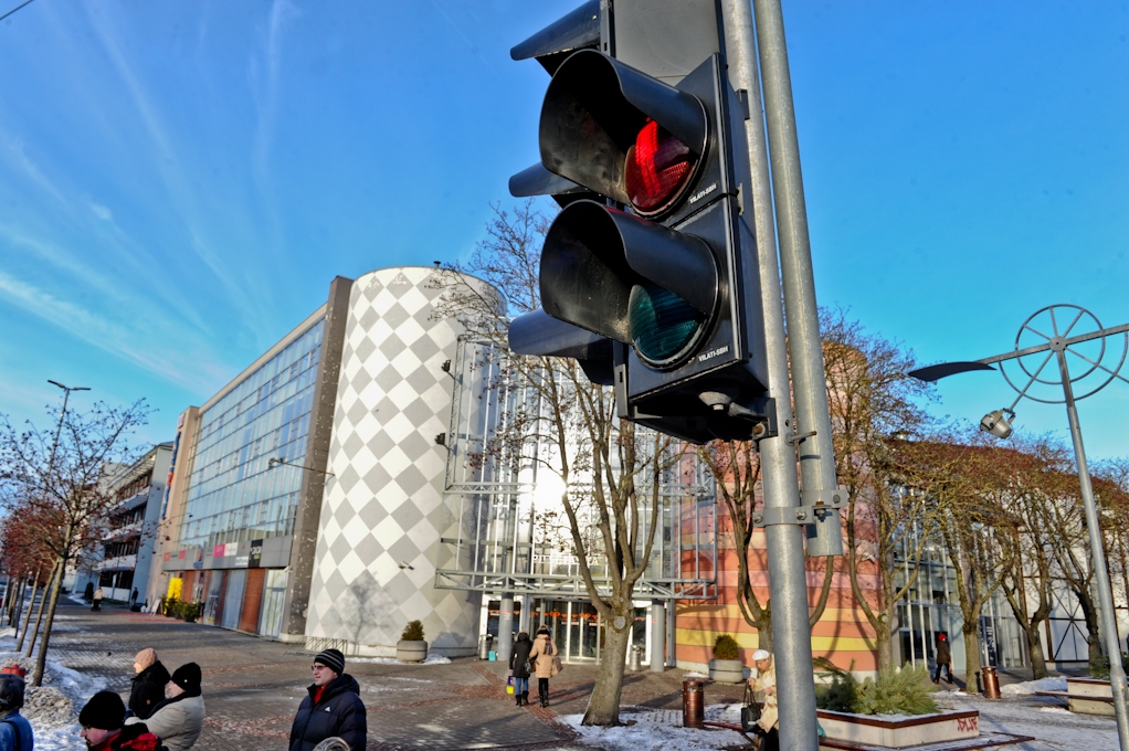 Par pēkšņi atlēkušajām flīzēm lielāku uzmanību pievērš plaisām pagrabā