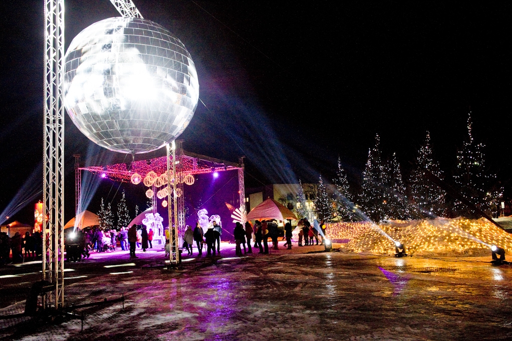 Ar itālietes un krievu skulptoru dueta uzvaru sācies 19. Starptautiskais ledus skulptūru festivāls (FOTO)