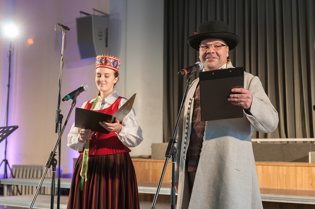 Dziesmu svētki Meteņos, balstoties uz pārbaudītām vērtībām, liek dziedāt līdzi arī skatītājiem (FOTO)