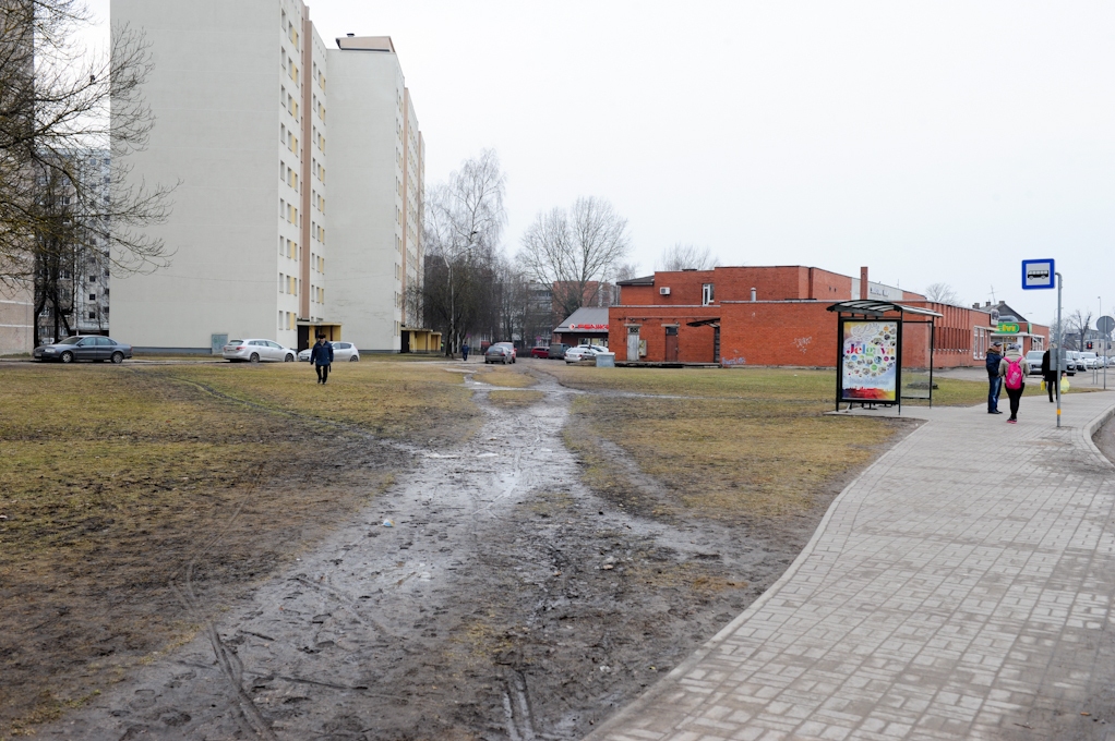 Puķu ielas pagalmos šauri arī bez tirdzniecības centra