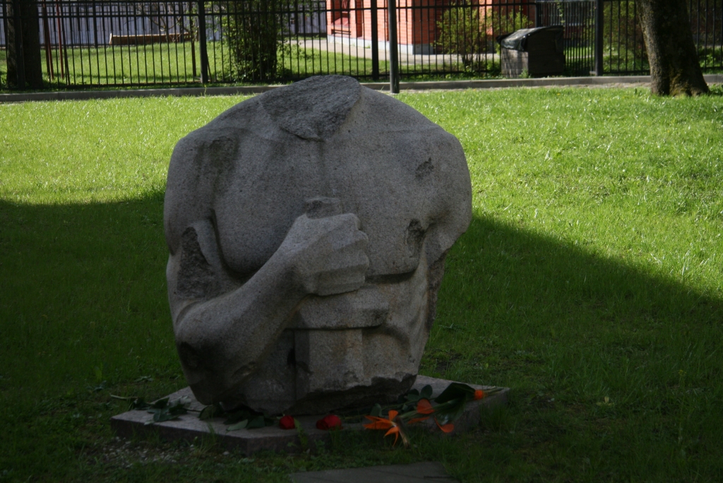 Labiekārtos Jelgavas atbrīvotāju pieminekļa fragmenta apkārtni